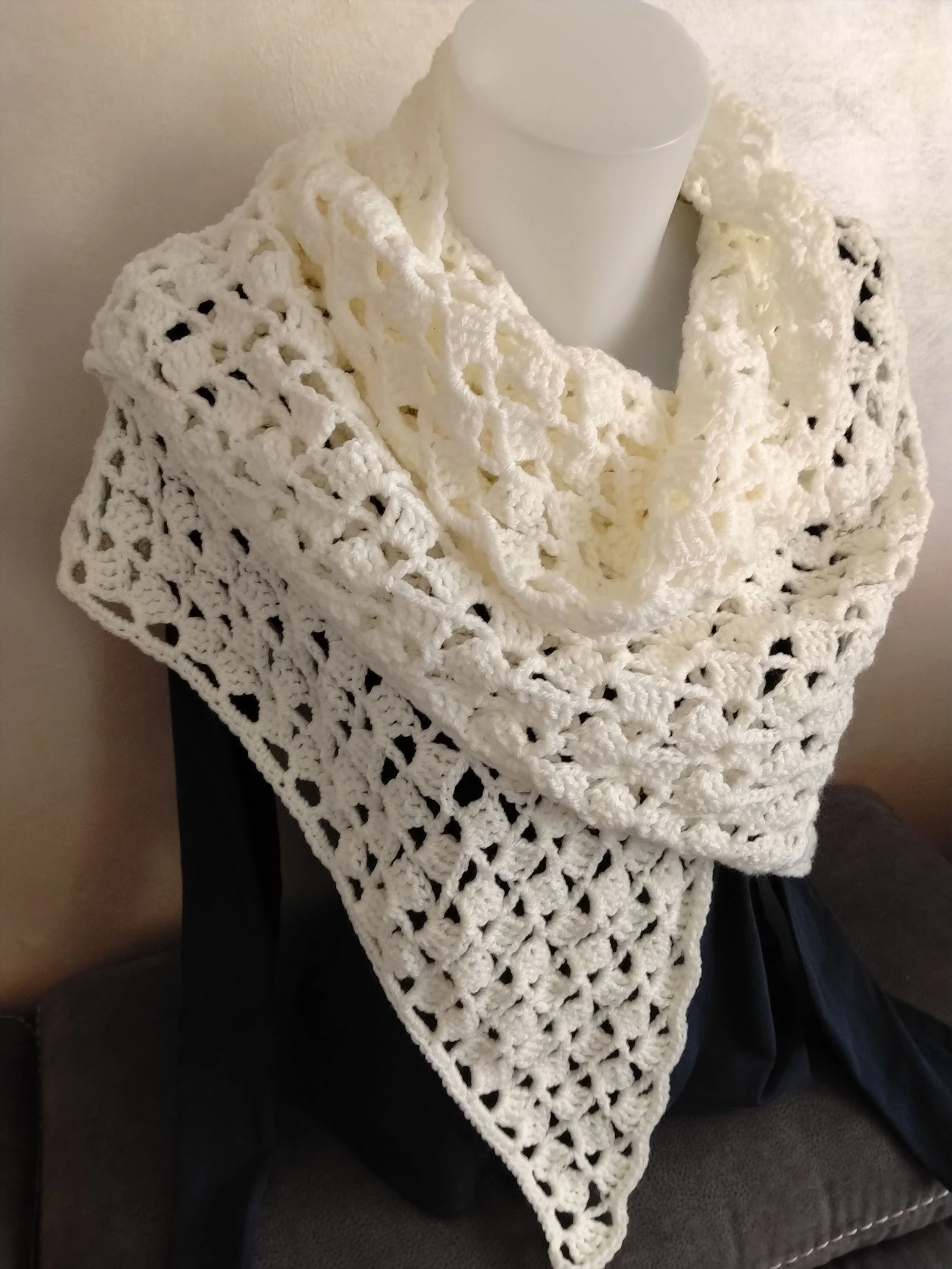 Handmade ecru white crocheted shawl — Openwork & asymmetrical stitch – photo 7